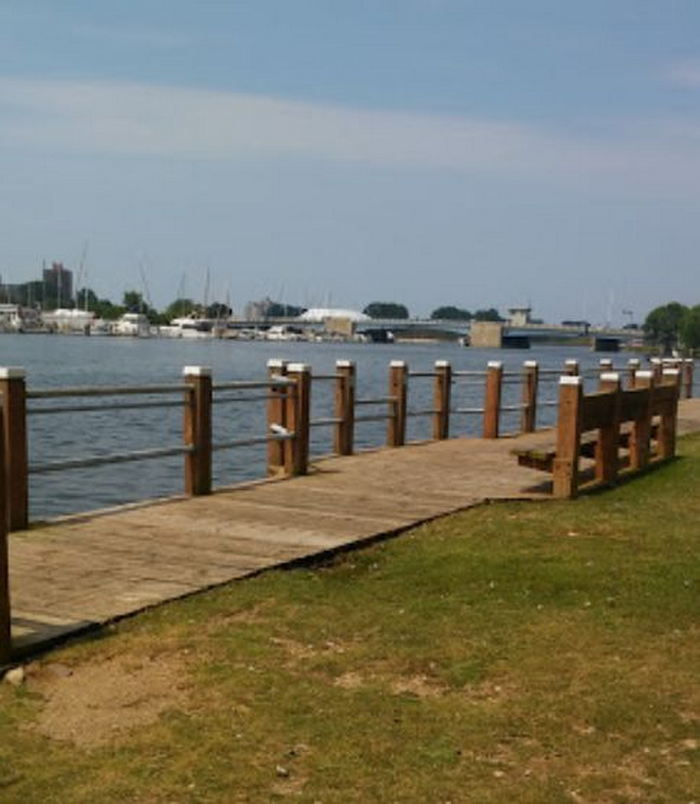 Henrys Hamburgers - Web Listing Benton Harbor (newer photo)